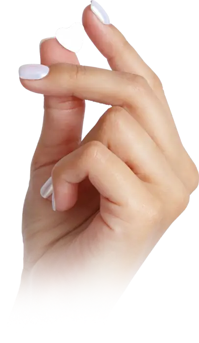 Mao segurando uma pastilha em formato de coração da Creatina Salutex a melhor do mercado